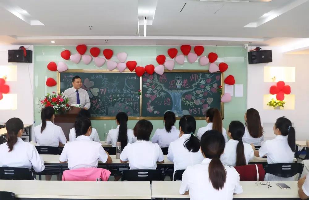 美雅香蕉在线观看职业培训学校第78期美体班毕业典礼