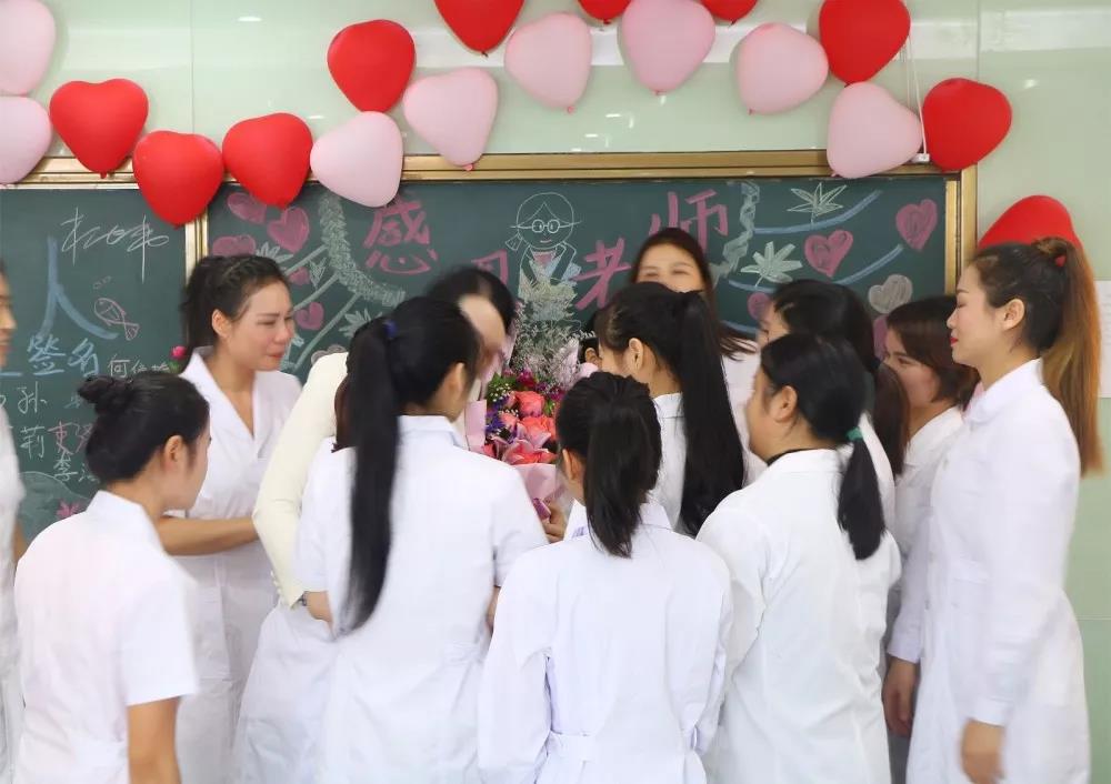 美雅香蕉在线观看职业培训学校第78期美体班毕业典礼