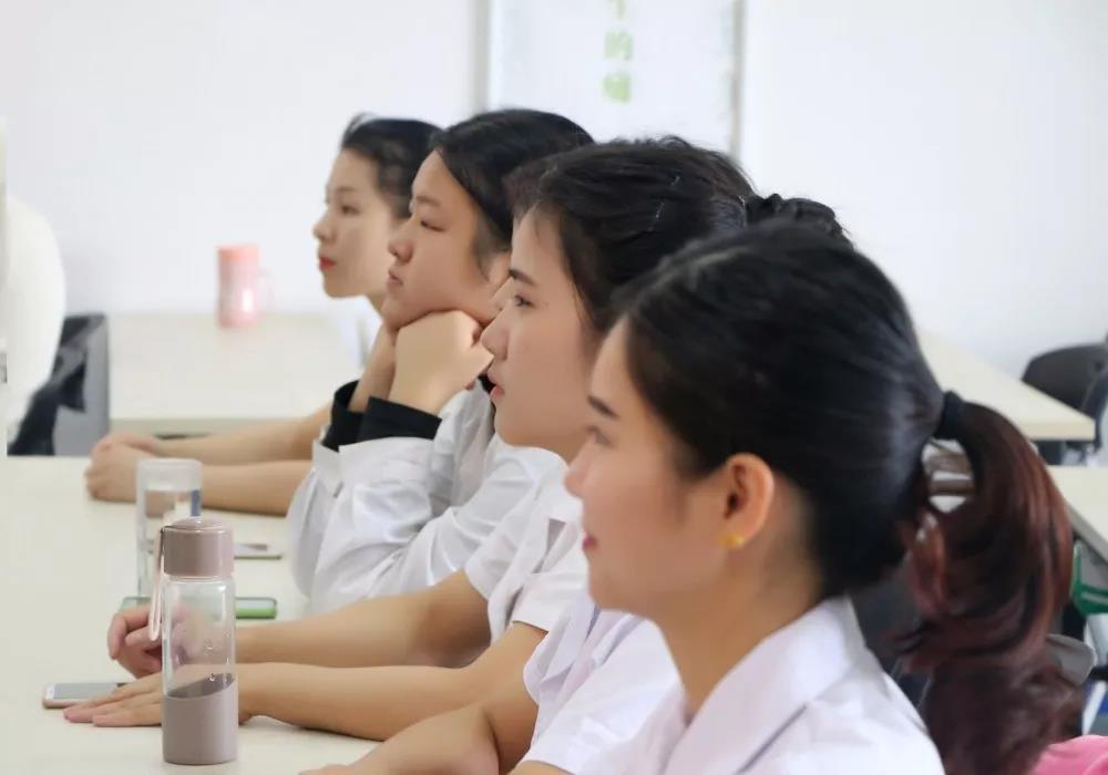 美雅香蕉在线观看职业培训学校第78期美体班毕业典礼